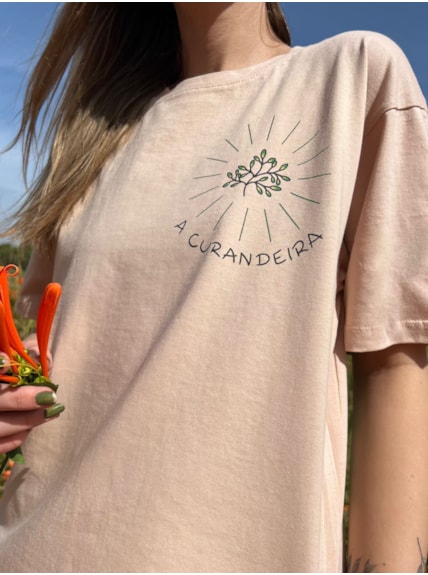 Camiseta A Curandeira - Cáqui - Frente e Verso