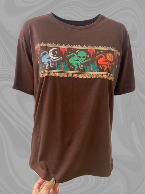 Camiseta Alien Mundo Antigo - Marrom