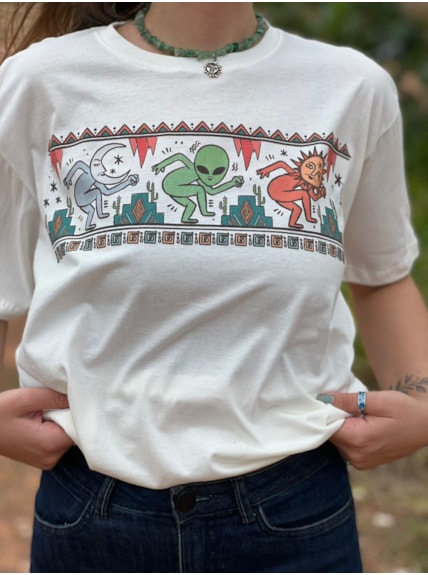 Camiseta Alien Mundo Antigo - Off-White