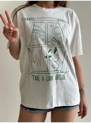 Camiseta Alien na Janela - Off-White