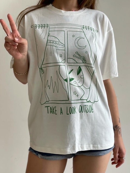 Camiseta Alien na Janela - Off-White