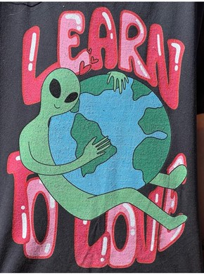 Camiseta Aprenda a Amar Alien - Preta