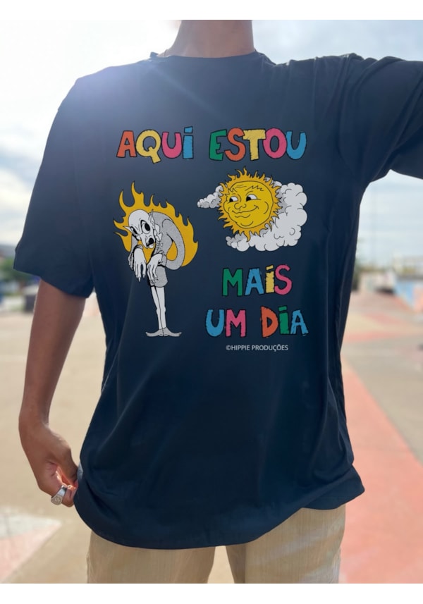 Camiseta Aqui estou mais um dia - Preta