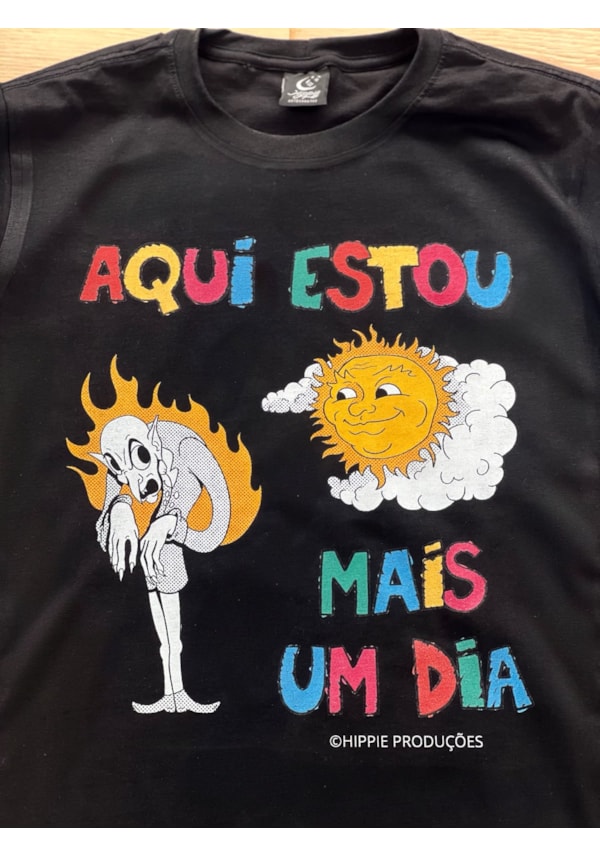 Camiseta Aqui estou mais um dia - Preta