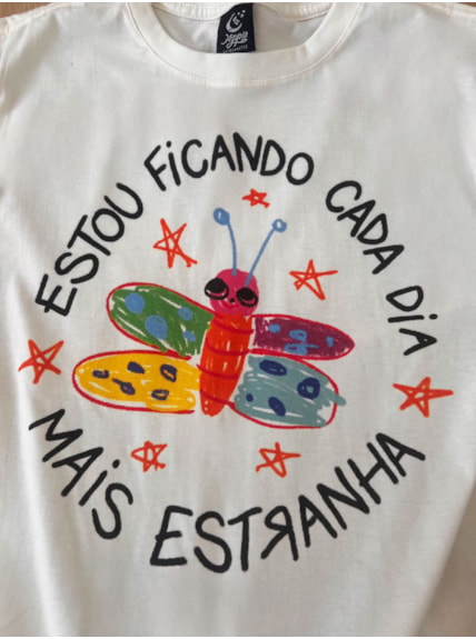 Camiseta Borboleta cada dia mais Estranha - Off-White