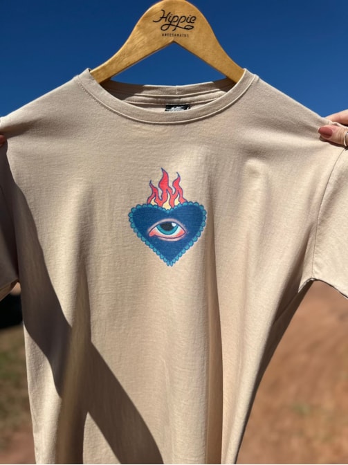Camiseta Borboleta Liberdade - Cáqui - Frente e Verso