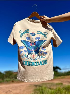 Camiseta Borboleta Liberdade - Cáqui - Frente e Verso