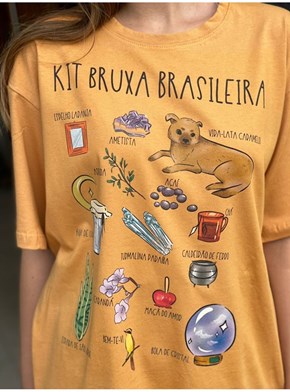 Camiseta Bruxa Brasileira - Caramelo