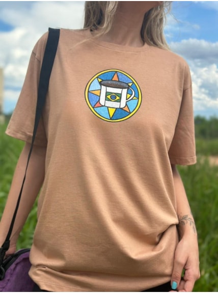 Camiseta Cada Um Café Que Tem - Cáqui - Frente e Verso