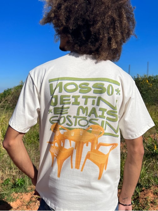 Camiseta Cadeira Gostosin - Off-White - Frente e Verso