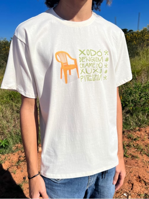 Camiseta Cadeira Gostosin - Off-White - Frente e Verso