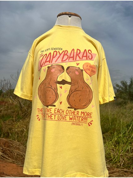 Camiseta Capybaras ( Capivara ) - Amarela Clara - HIPPIE ARTESANATOS