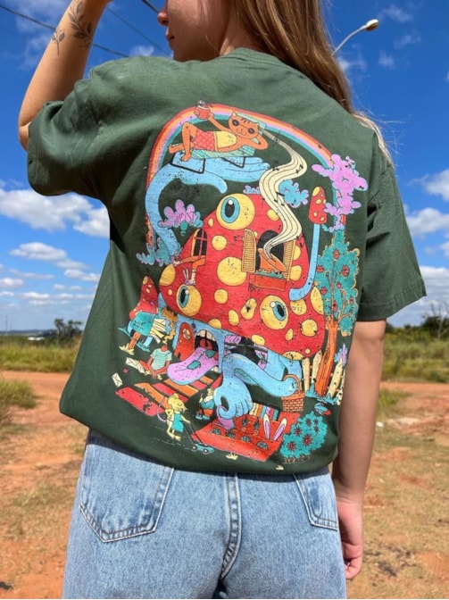 Camiseta Casa Fantástica de Cogumelo - Verde - Frente e Verso