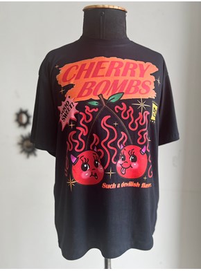 Camiseta Cherry Bombs - Preta