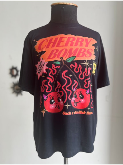 Camiseta Cherry Bombs - Preta