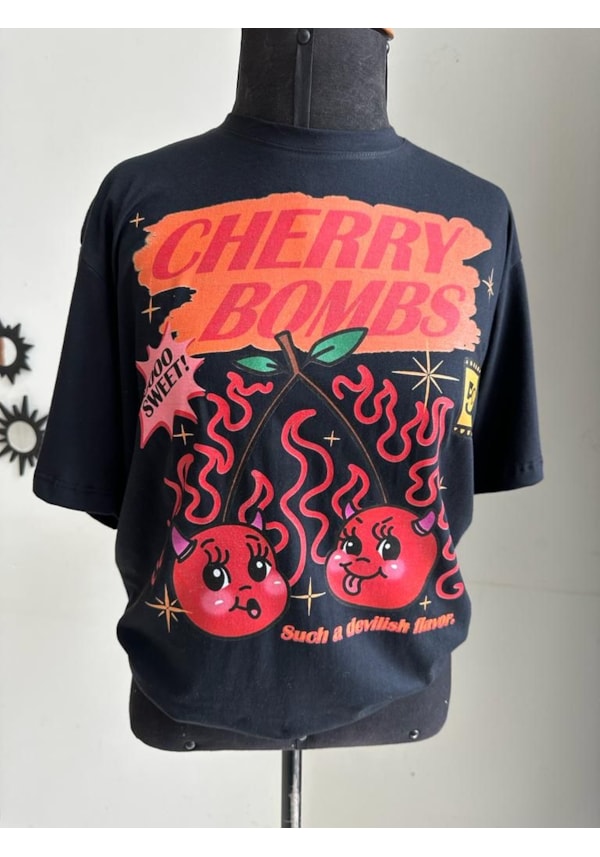 Camiseta Cherry Bombs - Preta