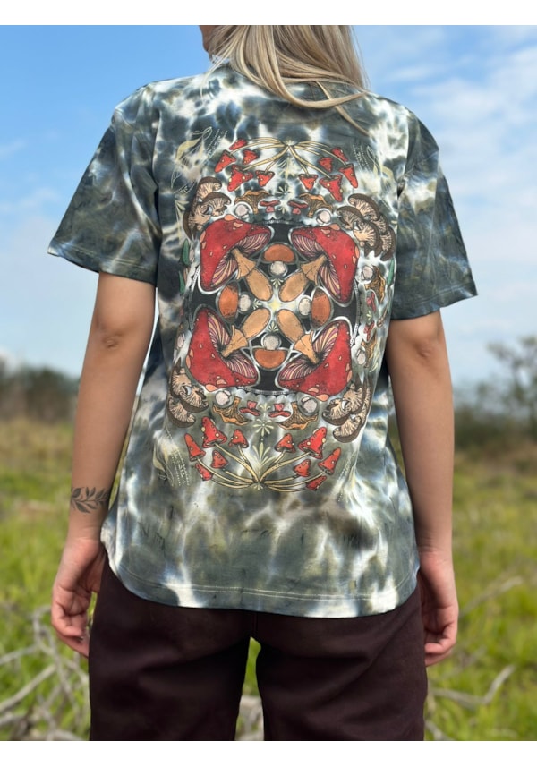 Camiseta Cogumelos Caleidoscópio - Tie Dye - Frente e Verso