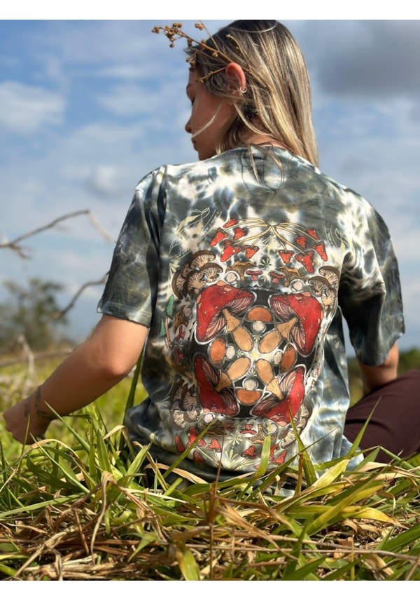 Camiseta Cogumelos Caleidoscópio - Tie Dye - Frente e Verso