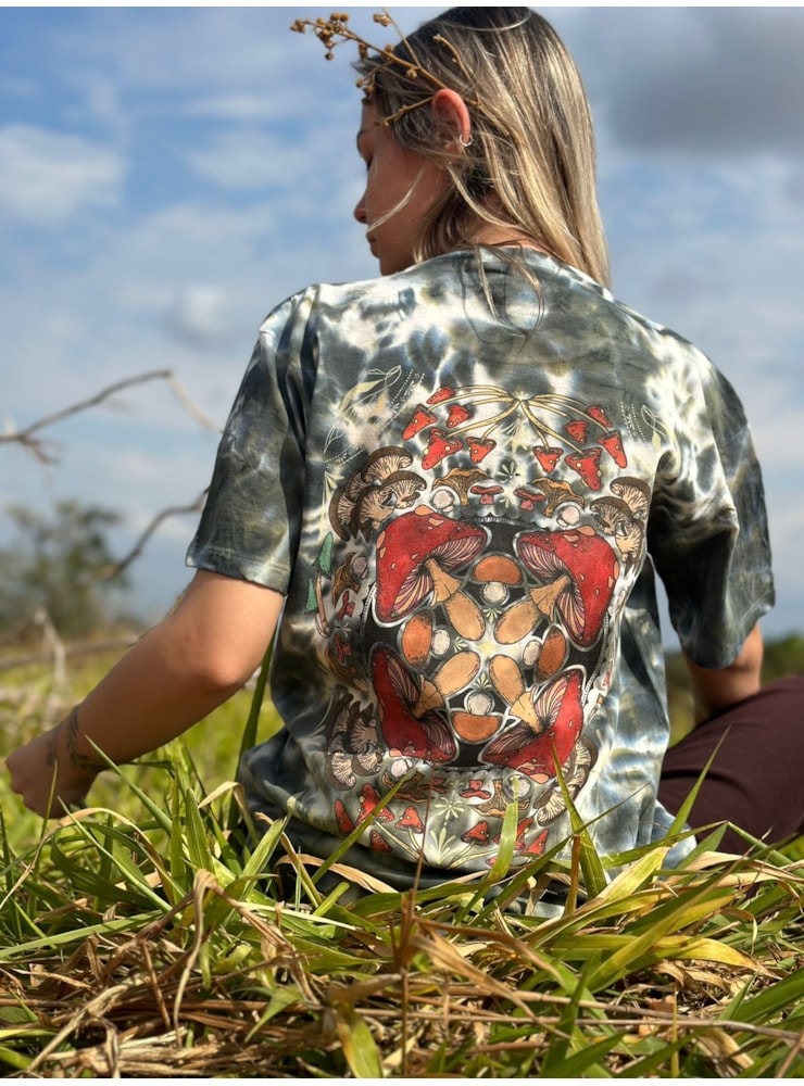 Camiseta Cogumelos Caleidoscópio - Tie Dye - Frente e Verso — imagem 1