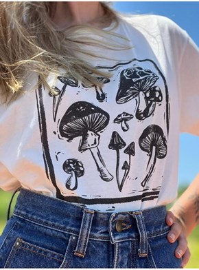 Camiseta Cogumelos Xilogravura - Off-White