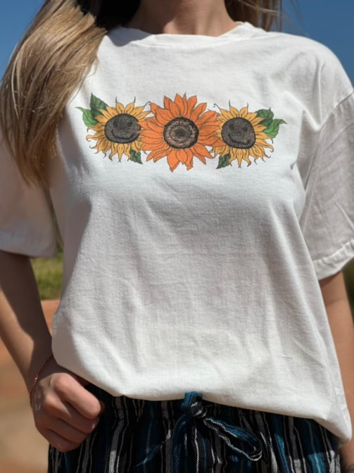 Camiseta Duende Girassol - Off-White - Frente e Verso