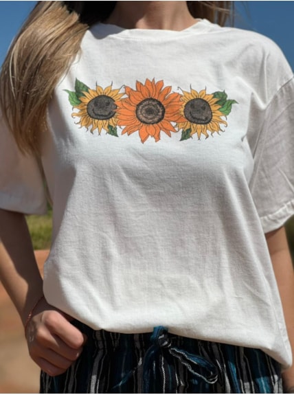 Camiseta Duende Girassol - Off-White - Frente e Verso