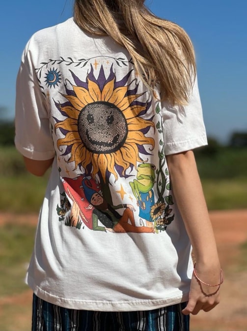 Camiseta Duende Girassol - Off-White - Frente e Verso