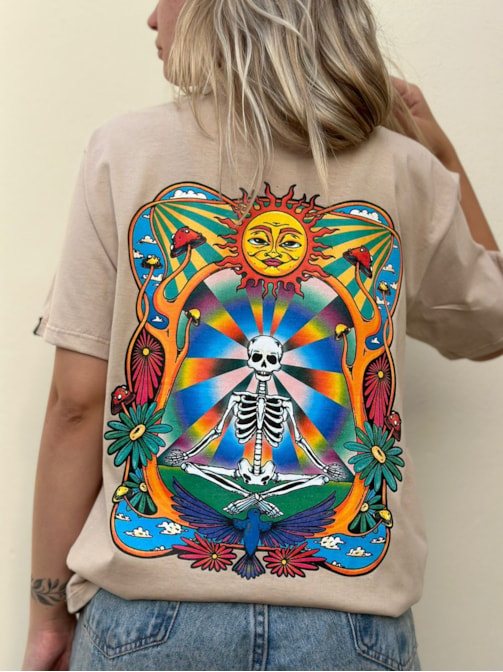 Camiseta Esqueleto Psicodélico - Cáqui - Frente e Verso