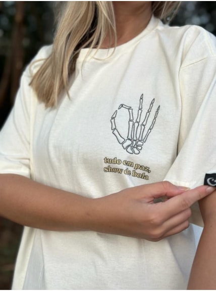 Camiseta Esqueleto Psicodélico - Off-White - Frente e Verso