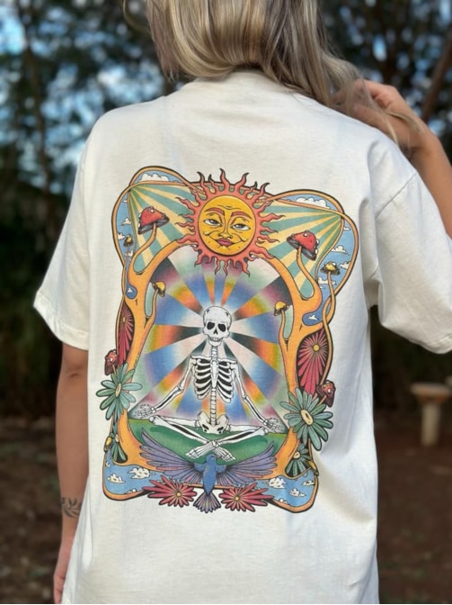 Camiseta Esqueleto Psicodélico - Off-White - Frente e Verso