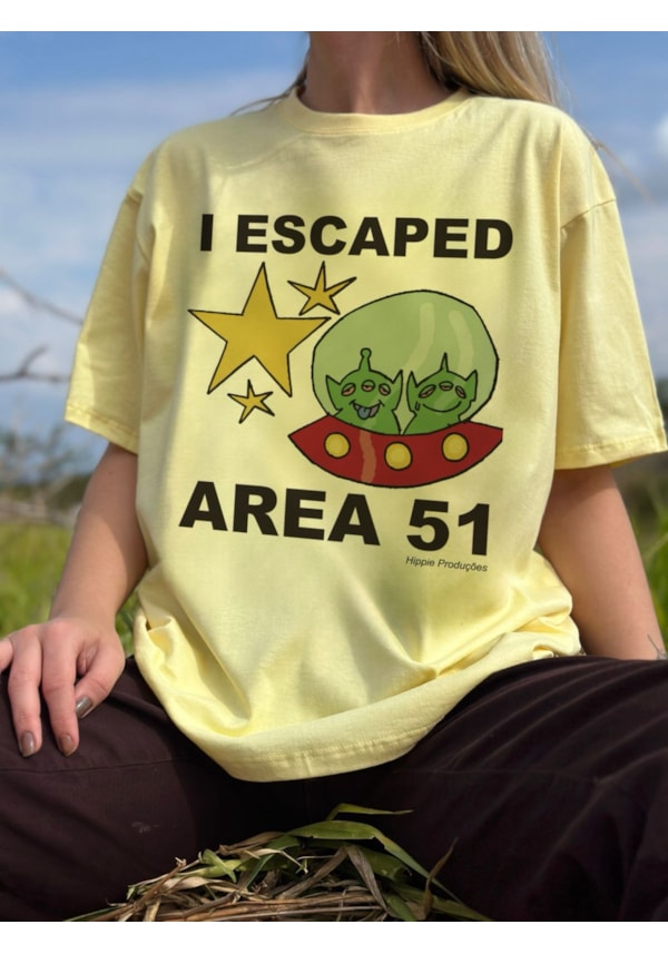 Camiseta Eu escapei da área 51 - Amarela Clara