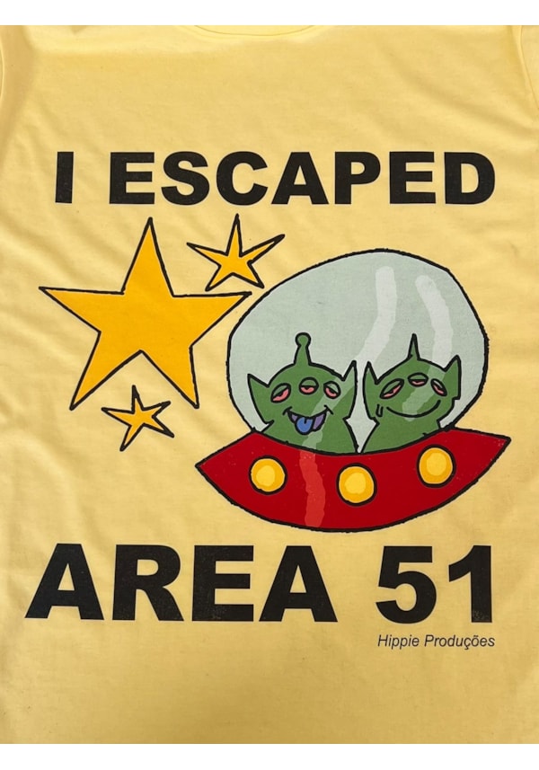 Camiseta Eu escapei da área 51 - Amarela Clara