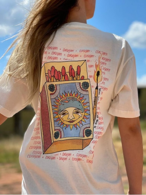 Camiseta Faísca de Coragem - Off-White - Frente e Verso