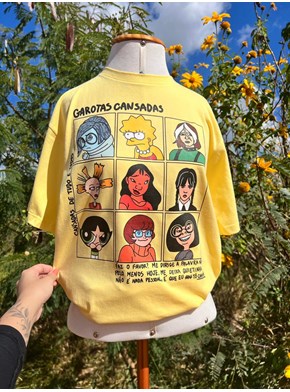 Camiseta Garotas Cansadas Colorida - Amarela Clara