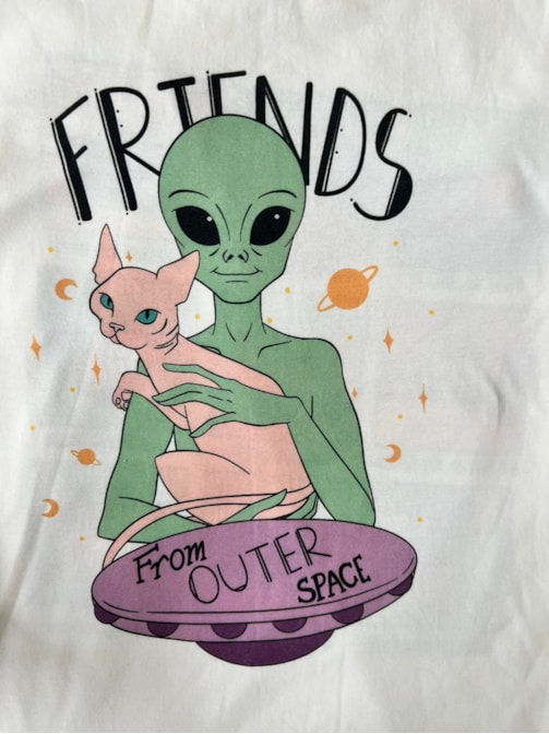Camiseta Gato e Alien Good Vibes - Off-White