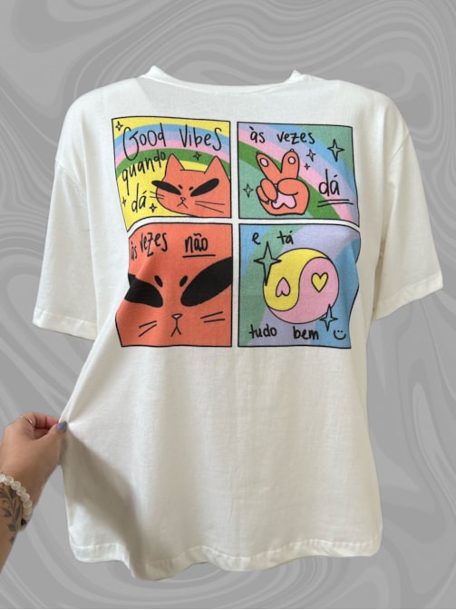 Camiseta Gato Good Vibes Quando Dá - Off-White