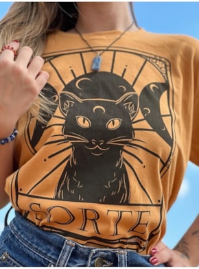 Camiseta Gato Preto dá Sorte - Caramelo