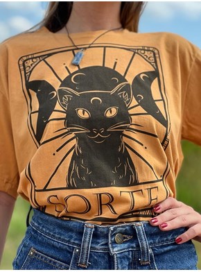 Camiseta Gato Preto dá Sorte - Caramelo