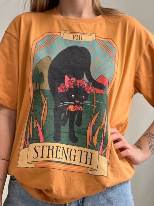 Camiseta Gatos Tarot - A Força - Caramelo