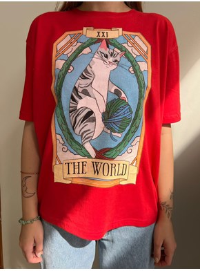 Camiseta Gatos Tarot - O Mundo - Vermelha