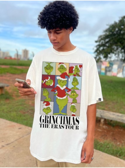 Camiseta Grinchmas The Eras Tour - Off-White