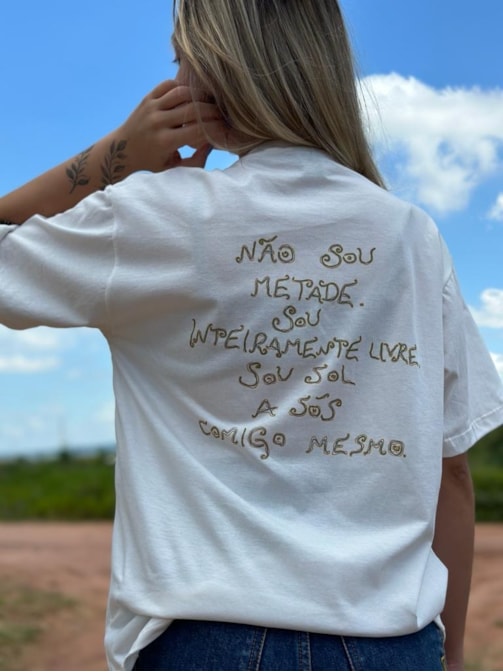 Camiseta Inteiramente Sol - Off-White - Frente e Verso
