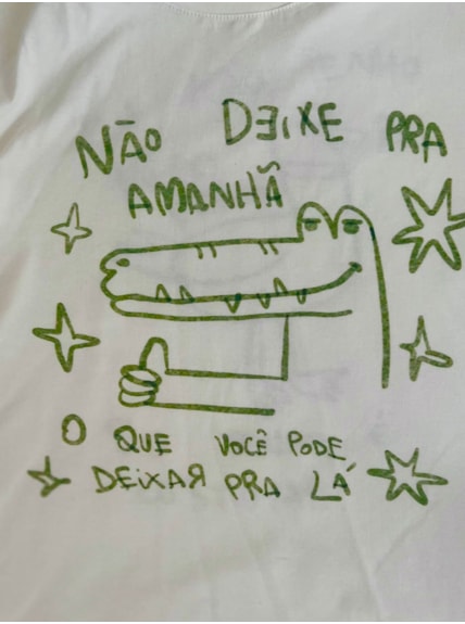 Camiseta Jacaré Que Deixa Pra Lá - Off-White