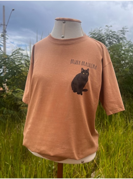 Camiseta Kit Bruxa Brasileira - Releitura - Cáqui - Frente e Verso