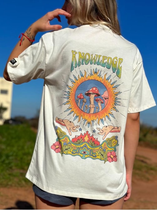 Camiseta Knowledge Cogumelo - Off-White - Frente e Verso