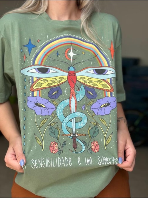 Camiseta Libélula, Serpente e Sensibilidade - Verde Alecrim
