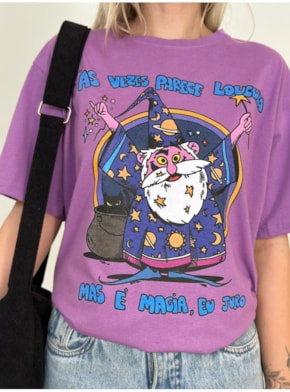 Camiseta Loucura e Magia - Lilás Lavanda