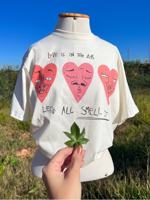 Camiseta Love Is In The Air - Off-White