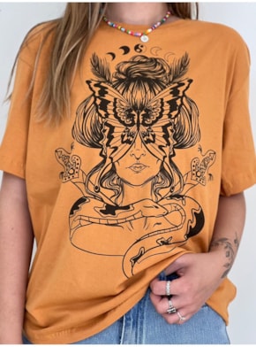 Camiseta Mariposa Mulheres que Voam - Caramelo