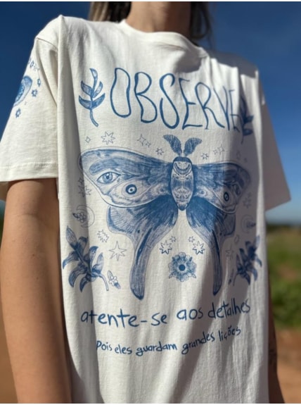 Camiseta Mariposa Observe - Manga Estampada - Off-White